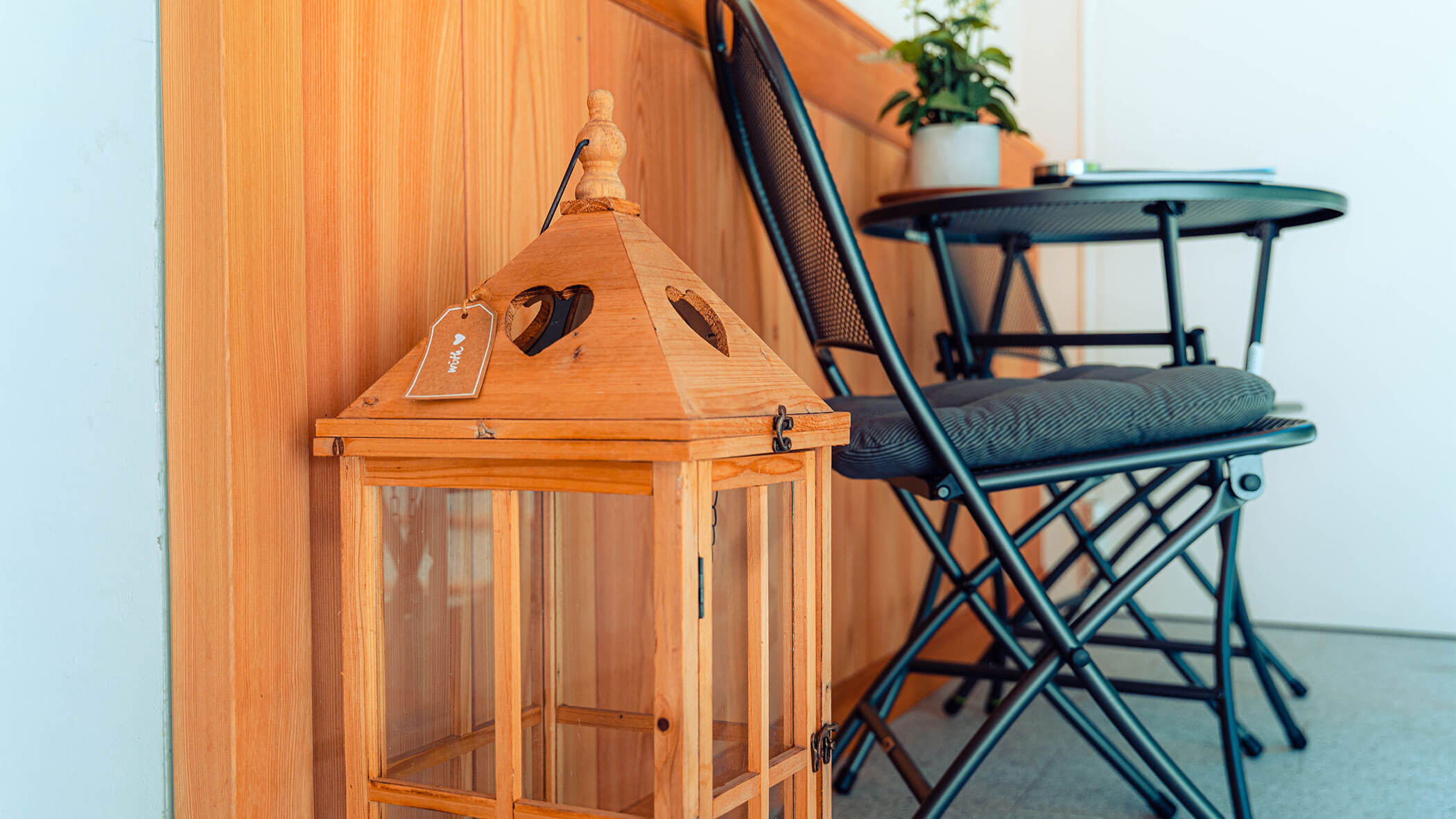 Holzlaterne & Stühle mit Tisch - Apartments & Historic Chalet in St. Sigmund