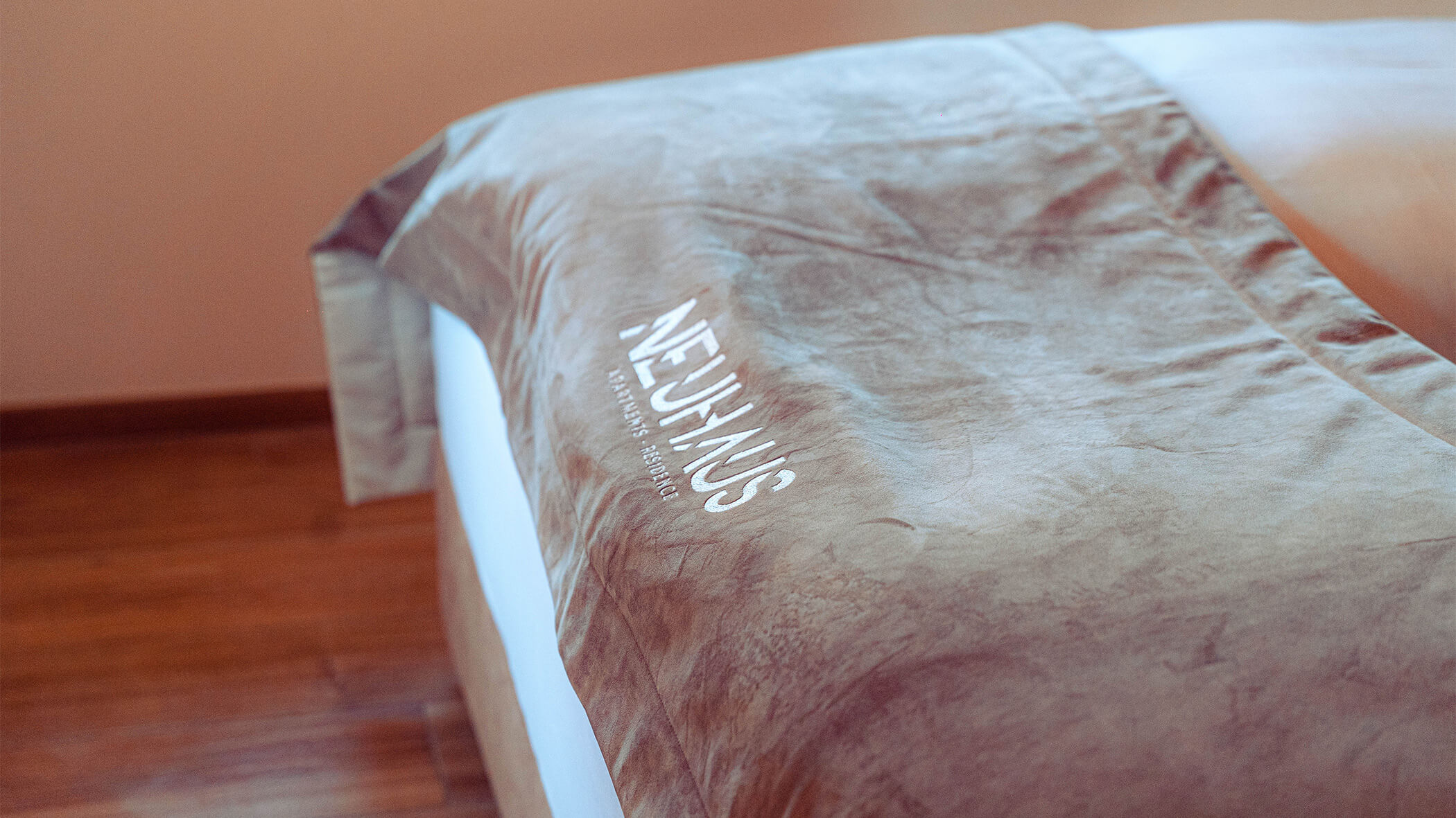 Apartment Superior - Bettüberwurf mit Logo - Neuhaus - Apartments & Historic Chalet in St. Sigmund